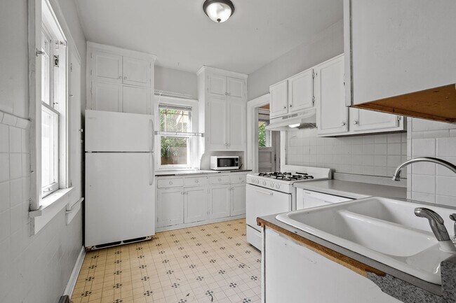 Foto del edificio - MUST SEE 5BD/2BA House close to U of M! Avail. 9/1/26!