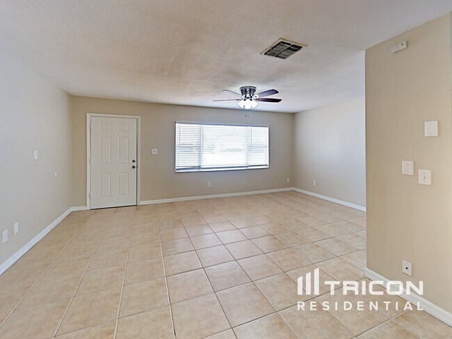 Foto del edificio - 227 Lochmond Dr