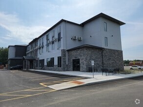 Building Photo - 979 Russell Rd N