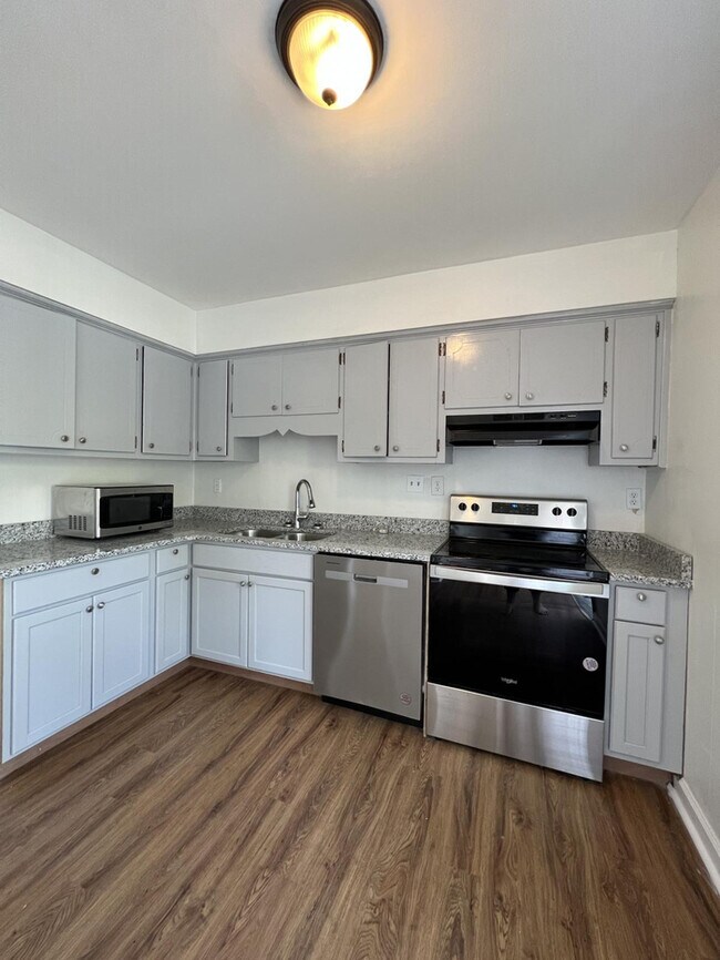 Building Photo - 2 Bedroom 1.5 Bath Condo