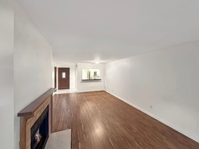 Foto del edificio - Amazing 2BR/2BA in the heart of UTC! Parki...
