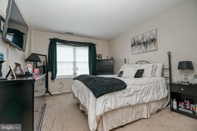 Foto del edificio - 303 Firethorne Ct