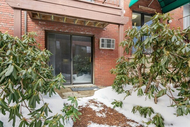 Foto del edificio - 318 Codman Hill Rd