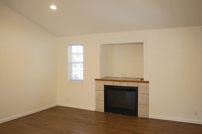 Building Photo - 3 Bedroom House For Rent in Oregon Water Wonderland