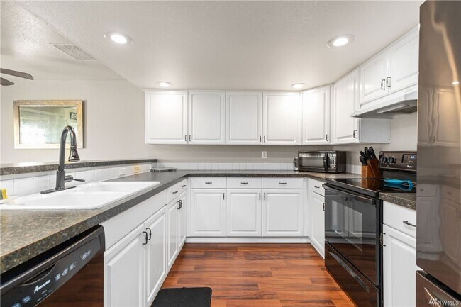 Foto del edificio - Lovely 2 bedroom 2 bathroom Townhome