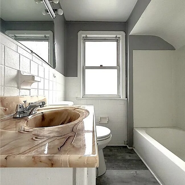 Foto del edificio - Renovated 3-Bedroom Colonial Near Shaker Heights – Move-In Ready