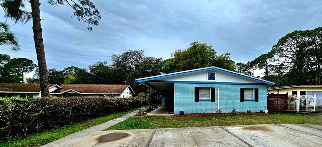 Foto del edificio - Titusville Apartment Including ALL Utilities!