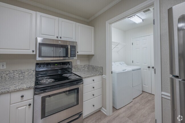1BR, 1BA - Cocina, Lavandería - Summerlyn Place