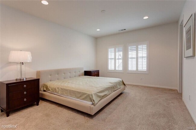 Foto del edificio - 656 W Huntington Dr