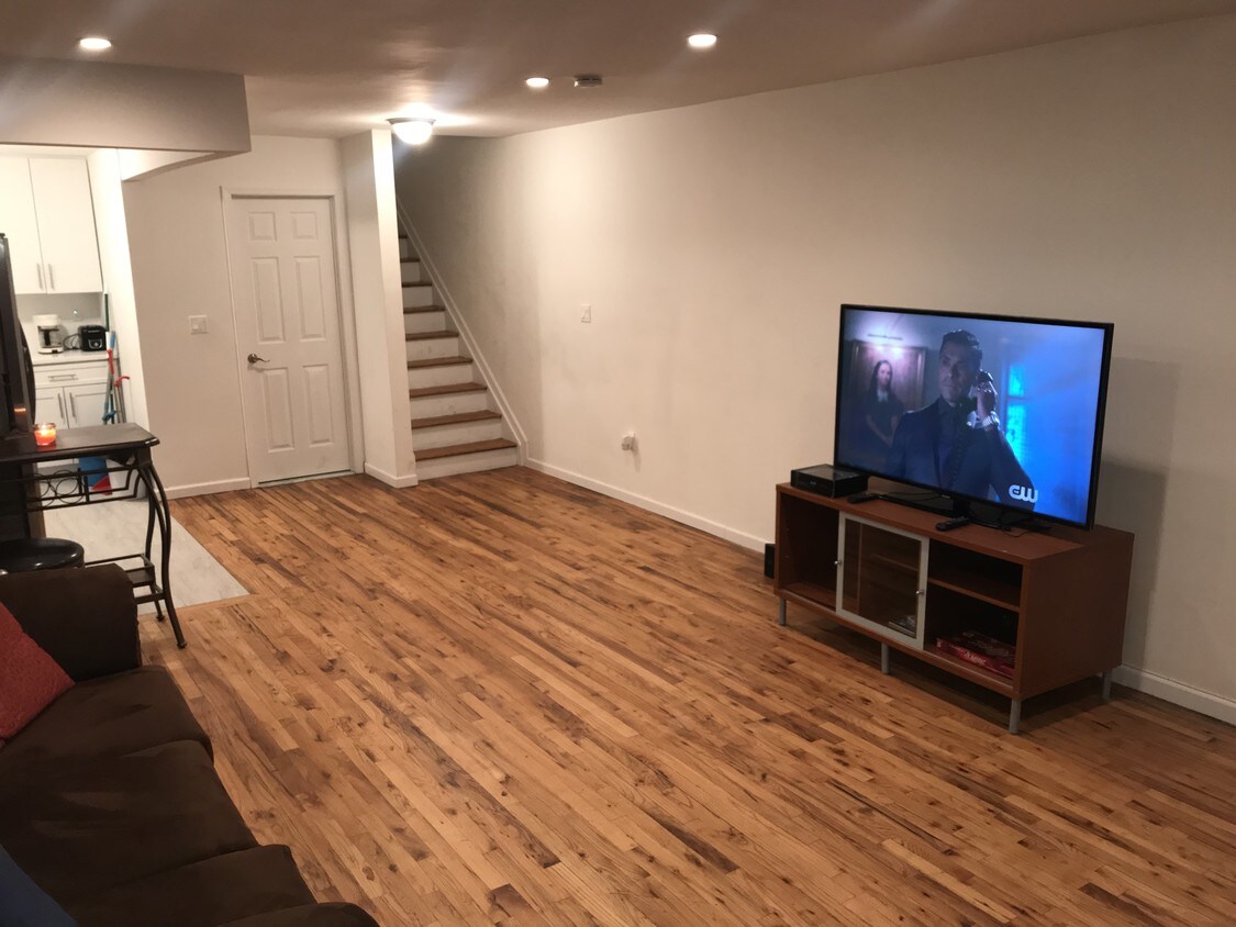 Living area with TV - 2313 pacific St