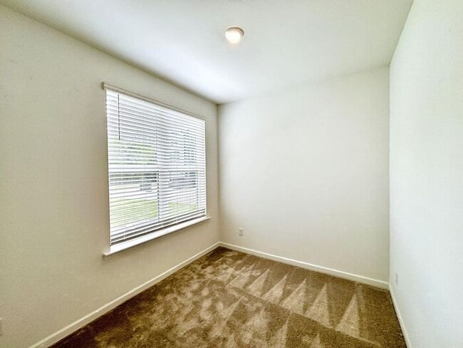 Building Photo - Charming 3-Bedroom, 3.5-Bath Townhouse in ...