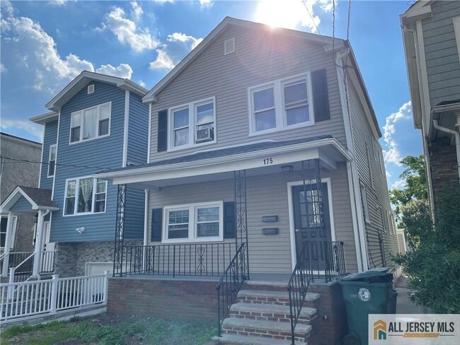 Building Photo - 175 1st St