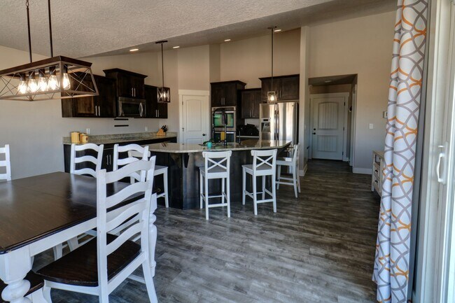 Foto del edificio - 6 Bedroom 3.5 Bathroom Home in Lehi!
