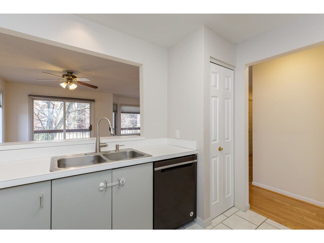 Foto del edificio - 5600 Waterman Blvd