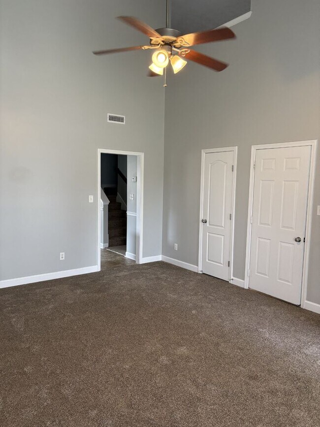 Building Photo - 3BR 2BA Convenient to Interstate, Cason Ln...