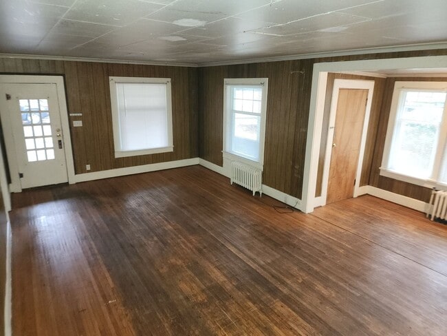 Building Photo - 415 NE Oak St