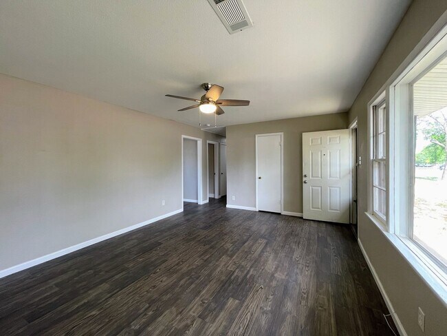 Foto del edificio - Your Snyder Sanctuary Awaits: 3 Beds, Big Yard & All the Modern Comforts You Crave!