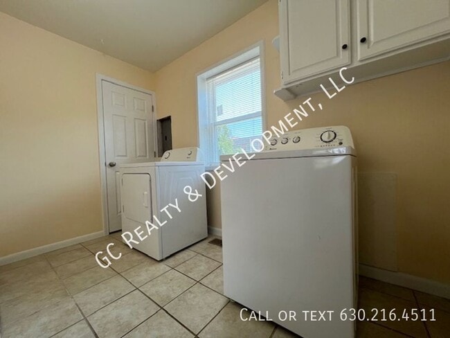 Building Photo - 1085 Basswood St