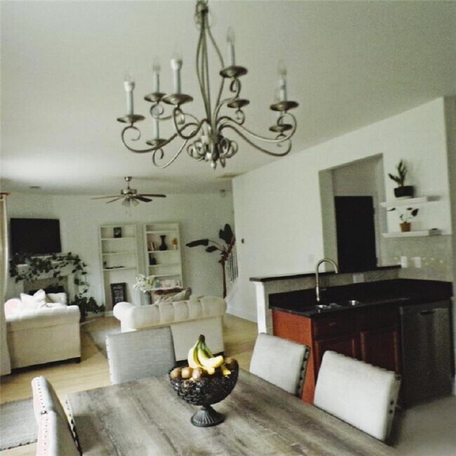 Building Photo - 3945 Pointe Vecchio Cir