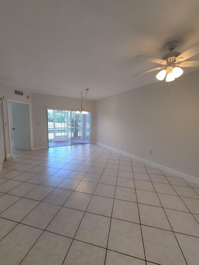 Building Photo - 1055 Golden Lakes Blvd