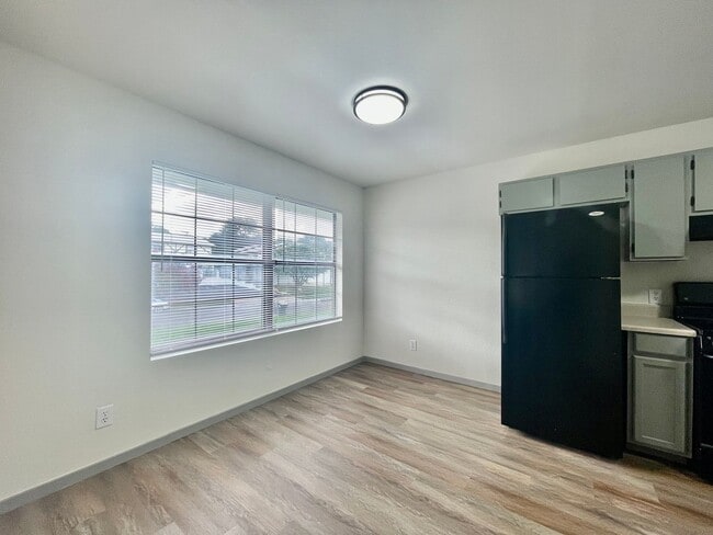 Building Photo - 2 Bedroom apartment w/ Washer and Dryer - ...