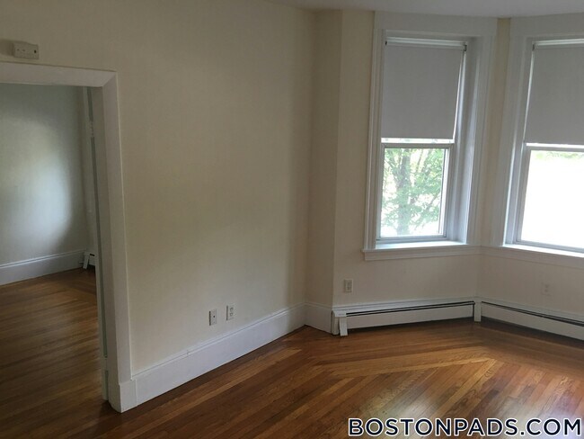 Building Photo - 1539 Beacon St