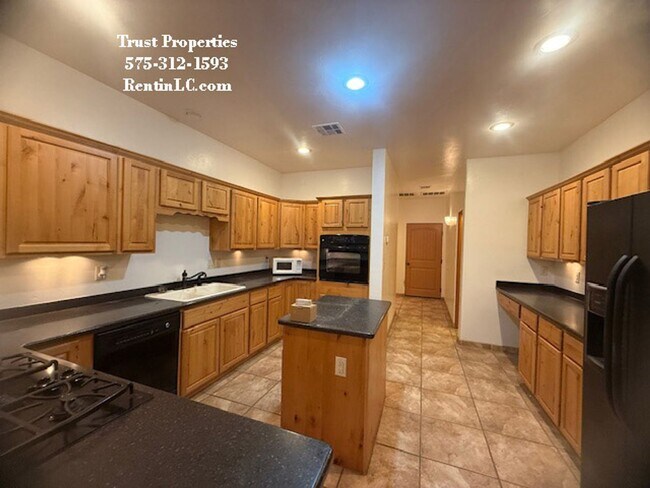 Foto del edificio - Large Duplex that backs to parks
