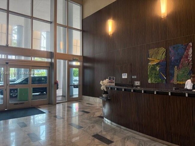 Foto del edificio - 185 SW 7th St