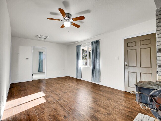Foto del edificio - $2,245.95 - $300 OFF - First 2 Months'Rent - 3 Bedrooms, 1.5 Bathrooms, Single Family Home in Aur...