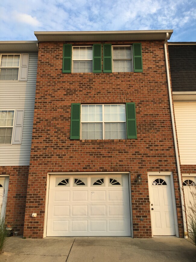 6 Thistlewood Lane, Huntington, WV 25705 Townhome Rentals in