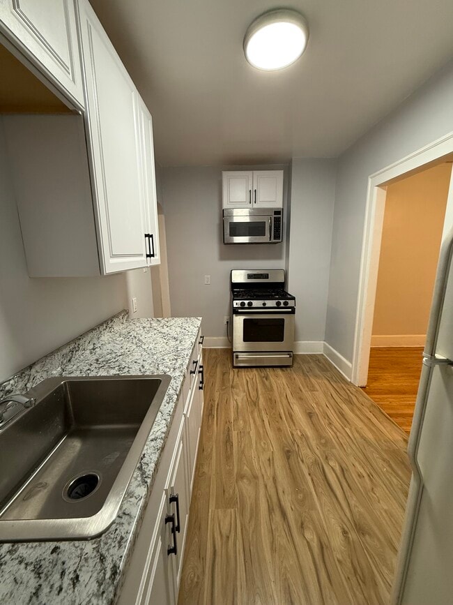 Building Photo - 914 Beaconsfield Ave