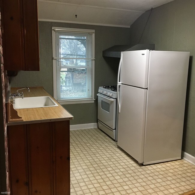 Building Photo - 1 br, 1 bath  - 421 1/2 Bank St