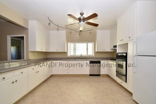 Building Photo - Spacious 3Br Unit with Nice Views of Mt. Tam