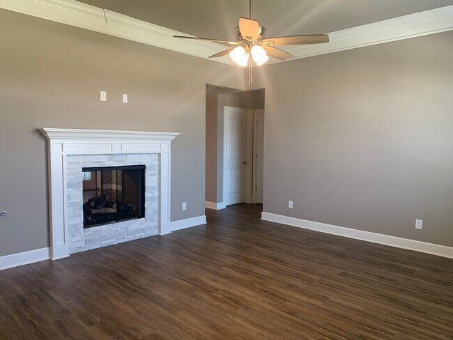 Building Photo - Charming Three Bedroom Single Family Home ...