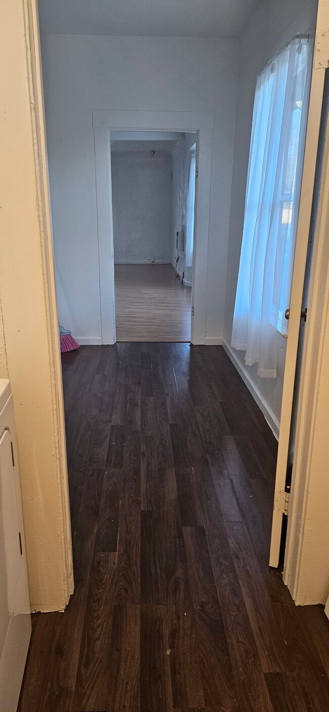 Building Photo - 609 E Main St