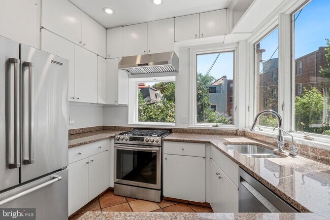Foto del edificio - 3044 Cambridge Pl NW