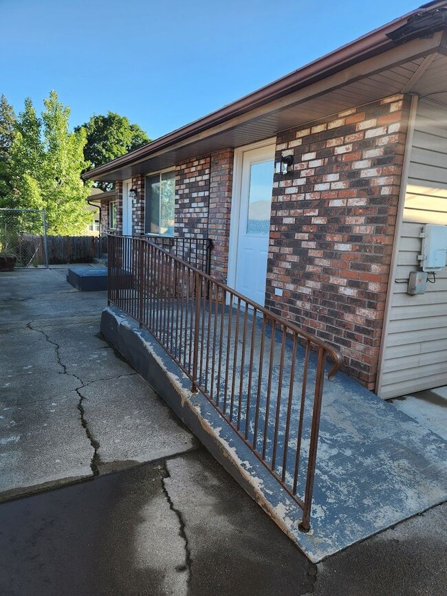 Building Photo - Cute 2 Bedroom 1 Bathroom Near Northtown Mall