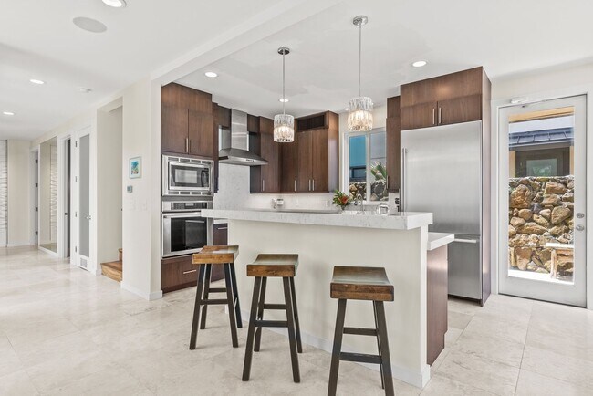 Foto del edificio - Laie Beachfront Estate: 4BR Luxury w/ Priv...