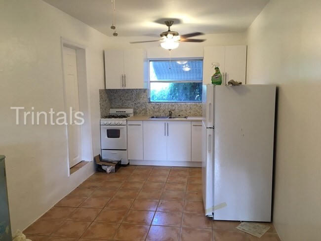 Building Photo - 1 bed 1 bath duplex!