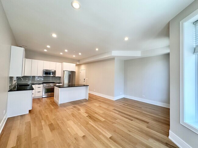 Building Photo - 930 N Wolcott Ave