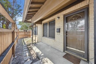 Building Photo - 2216 Manor Rd