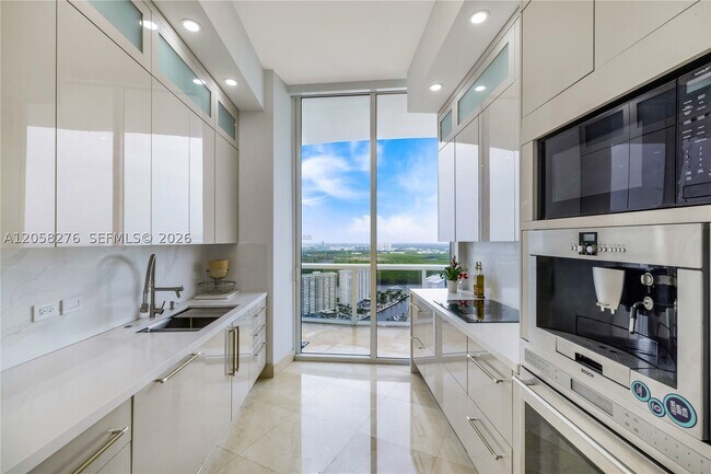 Building Photo - 16001 Collins Ave