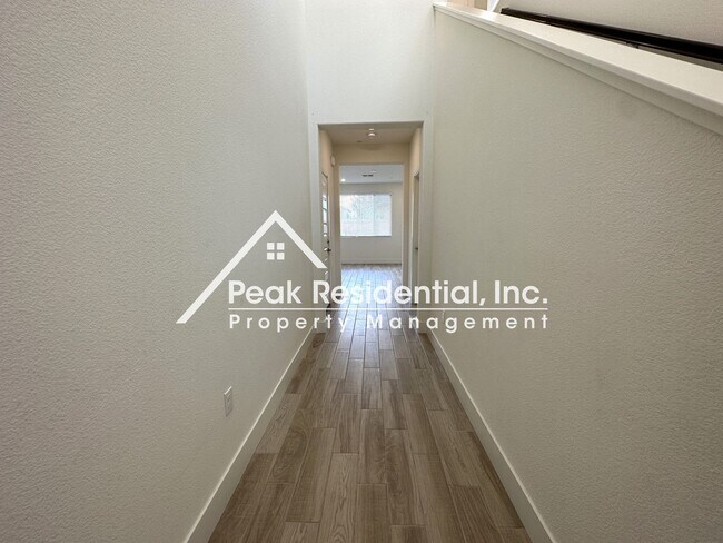 Foto del edificio - Beautiful Newer Elk Grove 3bd/2.5ba Home with 2 Car Garage