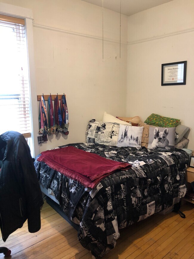 Foto del edificio - 1958 W Waveland Ave