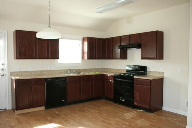 Building Photo - Aspen Park West - 6122 Pow Wow Dr, San Ant...