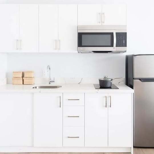 Photo du bâtiment - Newly Renovated Bachelor Suites