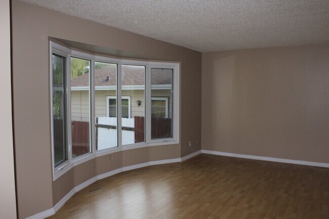 Photo du bâtiment - 4212 28 Av NW