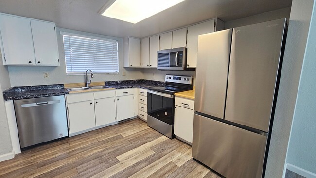 Building Photo - Immaculate 2 Bedroom Unit - Close to UNR!