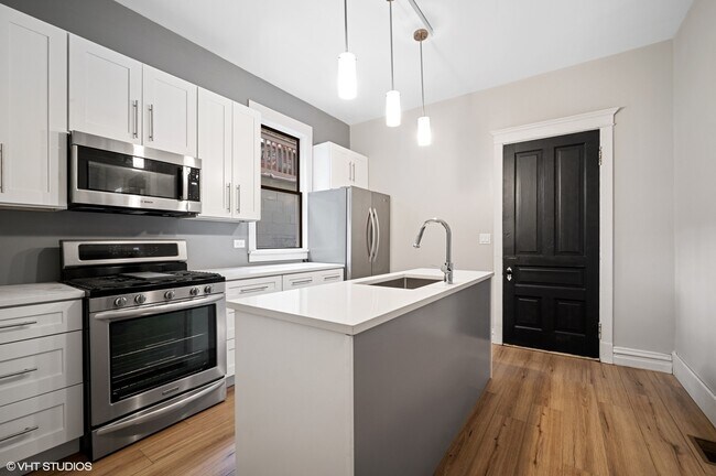 Foto del edificio - 3034 N Southport Ave