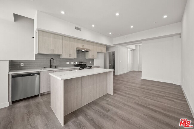 Foto del edificio - 1202 N Orange Grove Ave